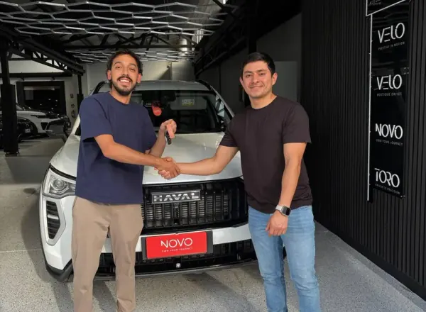 Customer receiving keys at NOVO showroom